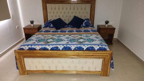 a bed with blue and white sheets and pillows at Cabaña Apartamento En Coveñas - Fontaine Bleu in Coveñas