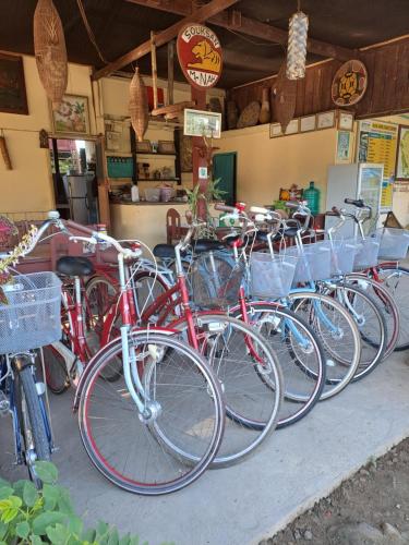 una fila di biciclette parcheggiate in un negozio di Riverside Bungalow Don Det a Don Det