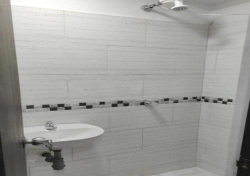 een witte badkamer met een wastafel en een douche bij Finca Descanso Fronterita Sanjeronimo in San Jerónimo