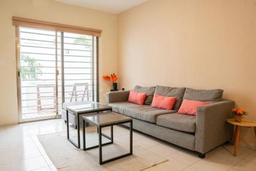 a living room with a couch and a table at Casa vacacional para disfrutar en familia in Chetumal