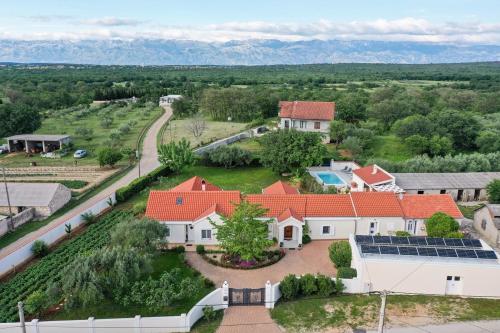Luxury villa with a swimming pool Poljica, Zadar - 22070