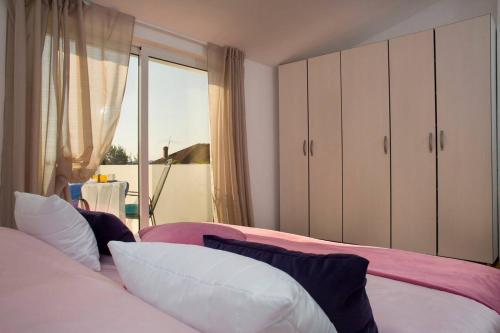 Ένα ή περισσότερα κρεβάτια σε δωμάτιο στο Seaside family friendly house with a swimming pool Drvenik Veliki, Drvenik - 22085