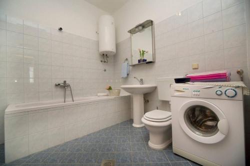 Ένα μπάνιο στο Seaside family friendly house with a swimming pool Drvenik Veliki, Drvenik - 22085