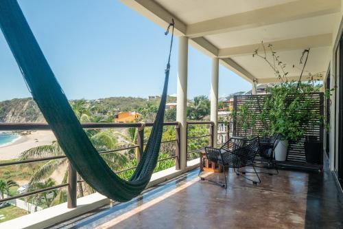 Μπαλκόνι ή βεράντα στο Manta Raya Hotel - right on the beach