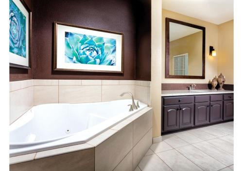 ein Badezimmer mit einer großen Badewanne und einem Waschbecken in der Unterkunft Deluxe 3-BR Condo - Lazy River Summer Fun - Special Offer Now! in Las Vegas