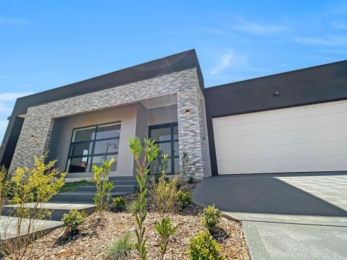 a modern house with a garage at Casa Divina in Pokolbin