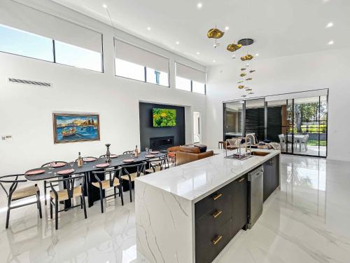 a kitchen and dining room with a table and chairs at Casa Divina in Pokolbin