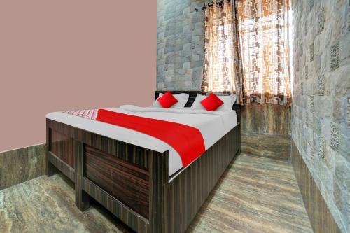 Posto letto in camera con muro di mattoni di OYO Flagship Prakash Inn a Jamshedpur