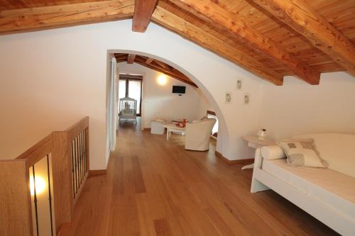a living room with an archway and wooden ceilings at Albergo Diffuso Polcenigo D. Brolo in Polcenigo
