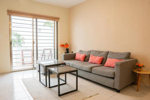 a living room with a couch and a table at Cómoda casa con 2 habitaciones en Chetumal in Chetumal