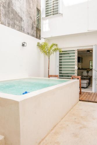 a swimming pool in a house at Cómoda casa con 2 habitaciones en Chetumal in Chetumal