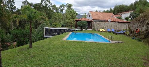 einen Pool im Hof eines Hauses in der Unterkunft Private Pool Villa Near Arcos de Valdevez in Arcos de Valdevez