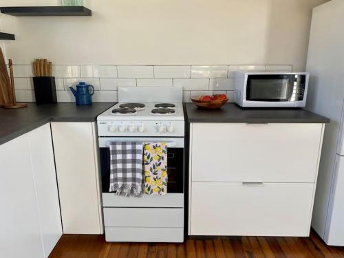 Η κουζίνα ή μικρή κουζίνα στο Charming Mid Century Bungalow- Entire home