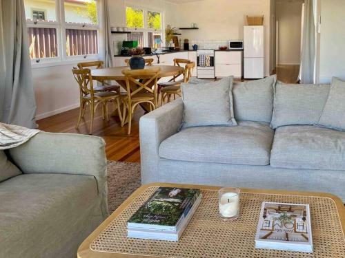 Χώρος καθιστικού στο Charming Mid Century Bungalow- Entire home