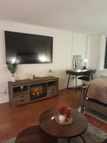 uma sala de estar com lareira e uma televisão de ecrã plano em Luxury Fully Furnished Studio Condo em Atlanta