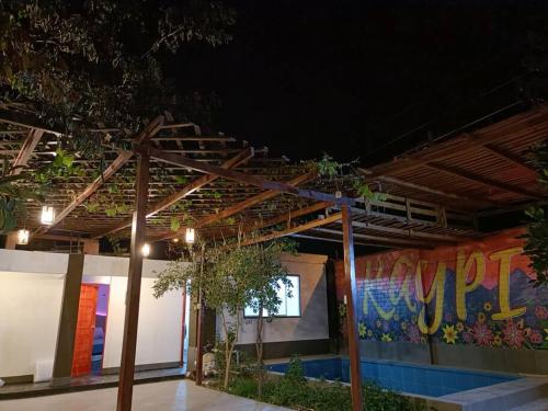ein Gebäude mit einem bunten Wandbild in der Unterkunft Kaypi House in Pisco