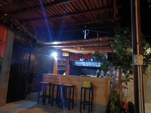 eine Bar mit Hockern in einem Restaurant in der Nacht in der Unterkunft Kaypi House in Pisco