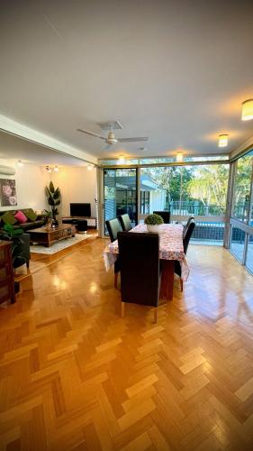 Χώρος καθιστικού στο Spacious Hideaway Retreat, Brookfield, Brisbane