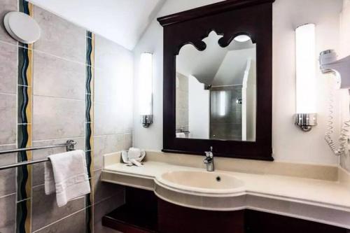 La salle de bains est pourvue d'un lavabo et d'un miroir. dans l'établissement Acquabella, à Sainte-Luce