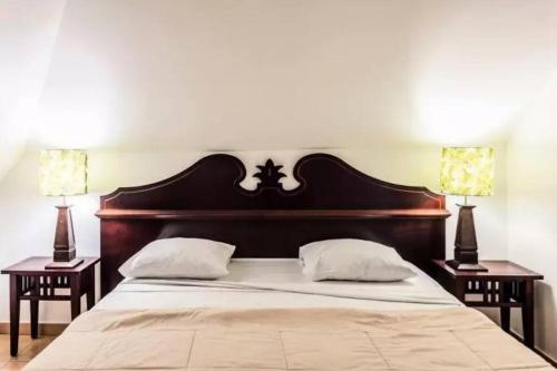 - une chambre avec un grand lit et 2 tables de chevet dans l'établissement Acquabella, à Sainte-Luce