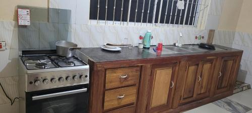una cucina con piano cottura e lavandino di Lushoto views homestays a Lushoto