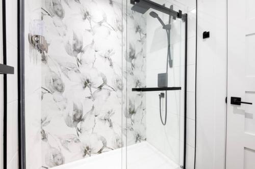 La salle de bains est pourvue d'une douche avec une porte en verre. dans l'établissement LAÖ Lodge Tremblant - VIEW, à Mont-Tremblant