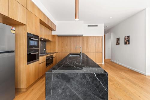 Cuisine ou kitchenette dans l'établissement Brisbane One Apartments by CLLIX