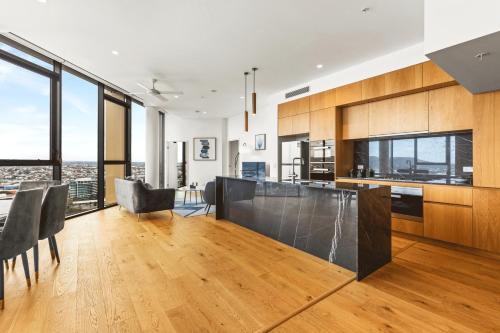 Cuisine ou kitchenette dans l'établissement Brisbane One Apartments by CLLIX