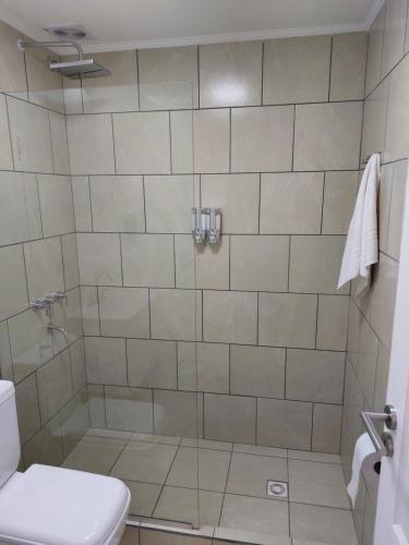 y baño con ducha y aseo. en G&D Departamentos en Puerto San Julián