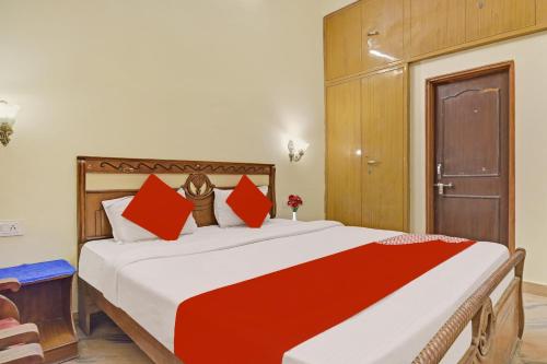 เตียงในห้องที่ Flagship Hotel Kartikey Stays