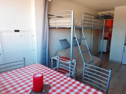 Habitación con 2 literas y mesa. en Studio Seignosse, 1 pièce, 3 personnes - FR-1-239-900, en Seignosse