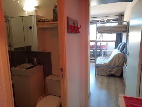 1 cama y baño con aseo y lavamanos. en Studio Seignosse, 1 pièce, 3 personnes - FR-1-239-900, en Seignosse
