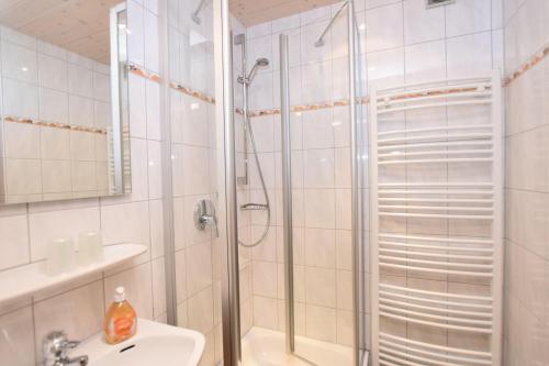 a bathroom with a shower and a sink at Ferienwohnung-Susanne-im-Gaestehaus-Bergfrieden in Bad Bayersoien