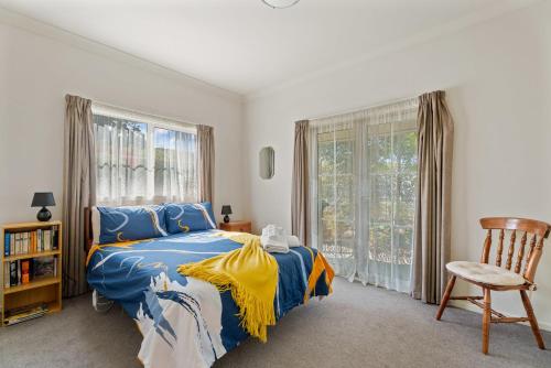 เตียงในห้องที่ Green Oasis - Cromwell Holiday Home
