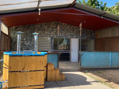 ein Steinhaus mit einer Bar davor in der Unterkunft Casa de Huéspedes en Paine in Paine