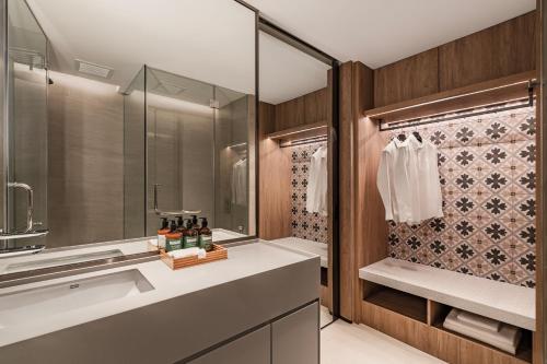 ein Bad mit einem Waschbecken und einer Dusche in der Unterkunft Crowne Plaza Penang Straits City, an IHG Hotel in Perai
