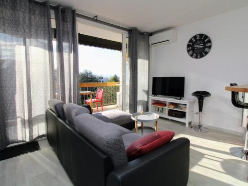 un salon avec un canapé et une télévision dans l'établissement Appartement T3 à Saint-Cyprien, Terrasses, Parking, 300m Plages - FR-1-309-414, à Saint-Cyprien