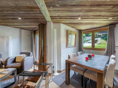 un salon avec une table et des chaises dans l'établissement Duplex chaleureux au pied des pistes à Megève, 4 pers. - FR-1-569-84, à Megève