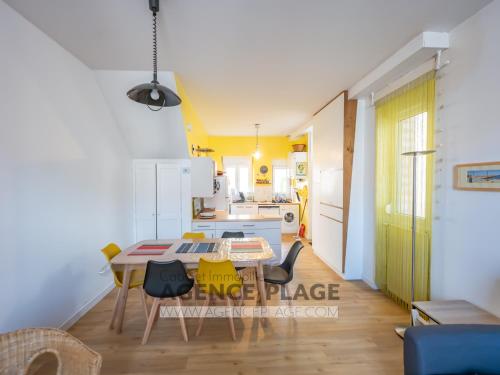 une cuisine et une salle à manger avec une table et des chaises dans l'établissement Maison 2 Chambres aux Sables-d'Olonne, à 100m de la Plage et du Marché Arago - FR-1-197-586, à Les Sables-dʼOlonne