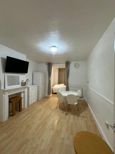 Телевизор и/или развлекательный центр в 3rd Studio Flat With Private Toilet and Bathroom Setup For Family Enjoyment 134 Keedonwood Road Bromley
