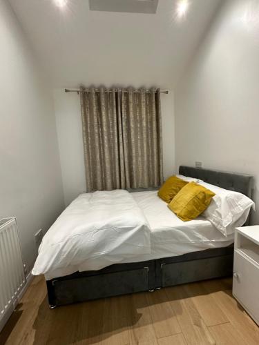 Кровать или кровати в номере 3rd Studio Flat With Private Toilet and Bathroom Setup For Family Enjoyment 134 Keedonwood Road Bromley