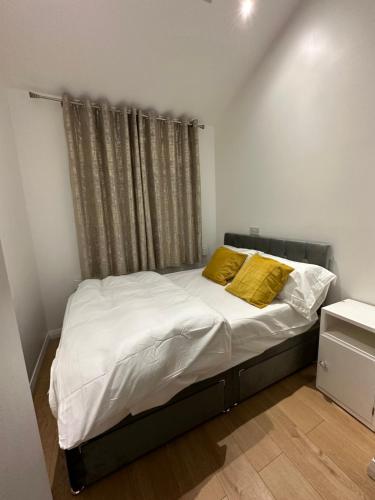 Кровать или кровати в номере 3rd Studio Flat With Private Toilet and Bathroom Setup For Family Enjoyment 134 Keedonwood Road Bromley