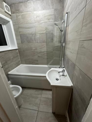 Ванная комната в 3rd Studio Flat With Private Toilet and Bathroom Setup For Family Enjoyment 134 Keedonwood Road Bromley