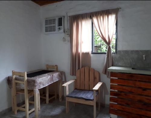 Habitación con mesa, silla y ventana en Armonia alojamiento Temporario en Formosa