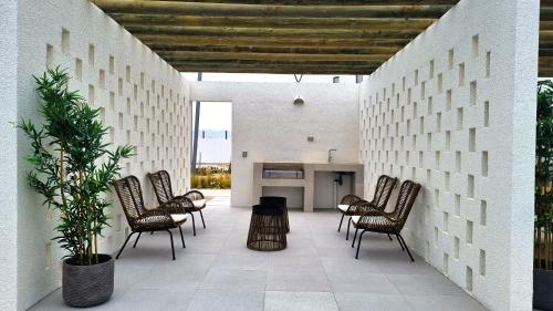 a patio with chairs and a table in a building at Bello departamento en Bahia Inglesa con wifi y acceso quincho in Bahia Inglesa