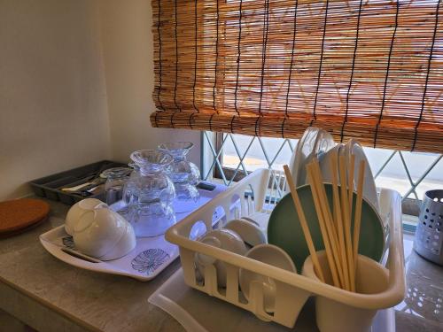 - un comptoir de cuisine avec de la vaisselle et des ustensiles sur une table dans l'établissement NEW! Petaling Jaya Landed Home next to Paradigm Mall, LDP, 5 Bedroom for up to 18Pax, à Petaling Jaya