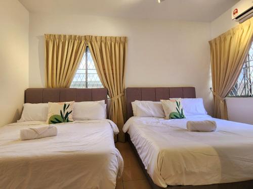 - 2 lits dans une chambre avec 2 fenêtres dans l'établissement NEW! Petaling Jaya Landed Home next to Paradigm Mall, LDP, 5 Bedroom for up to 18Pax, à Petaling Jaya