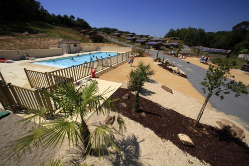 The swimming pool at or close to Terres de France - Les Hameaux de Pomette