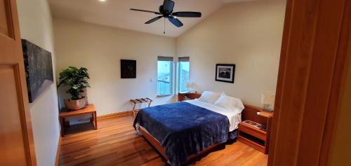 - une chambre avec un lit et un ventilateur de plafond dans l'établissement Beautiful 4+ bed 3 bath Condo 20 minutes to Madison, 