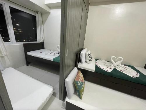 馬尼拉的住宿－Green Residences Stays by PBYY，小房间设有两张床和窗户
